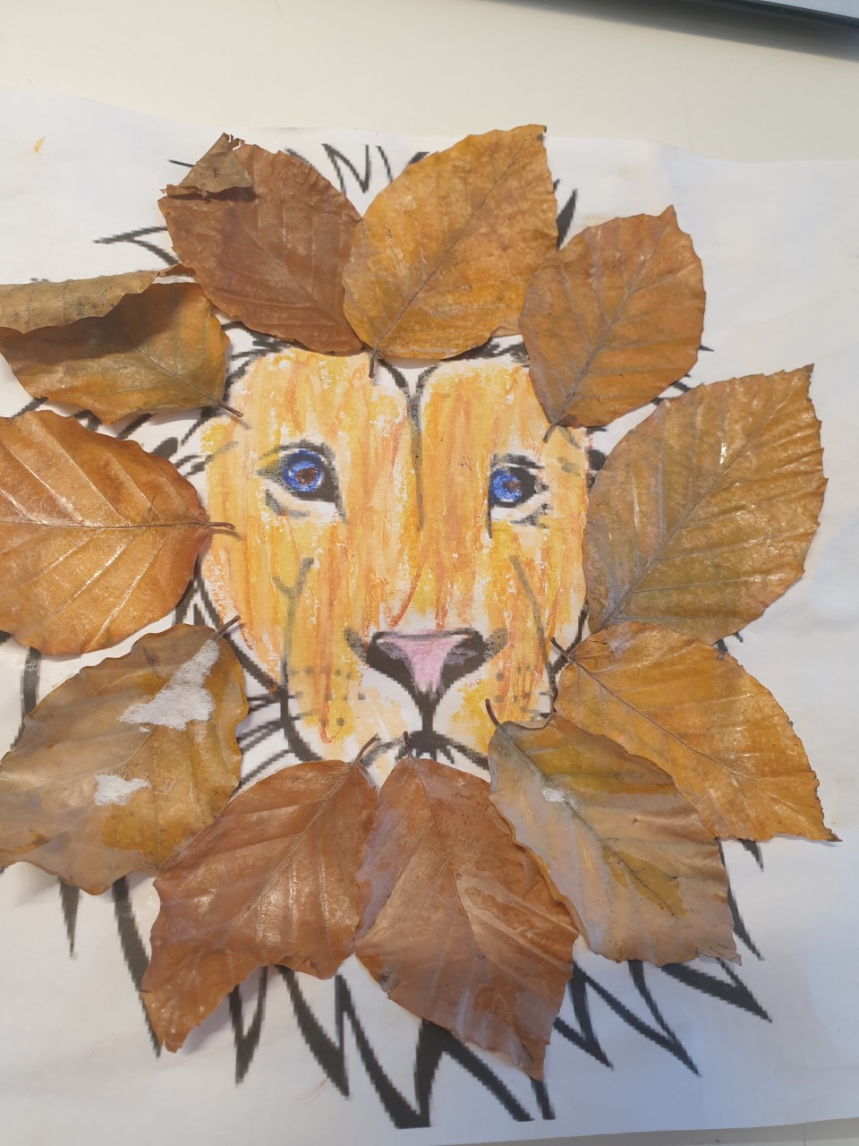 Tete De Lion Avec Feuilles D Automne
